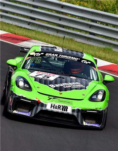 Mit einer spektakulären Aufholjagd konnte das Fahrerduo des Cayman-GT4-Porsche von Schmickler Performance den zweiten Klassenrang einfahren.