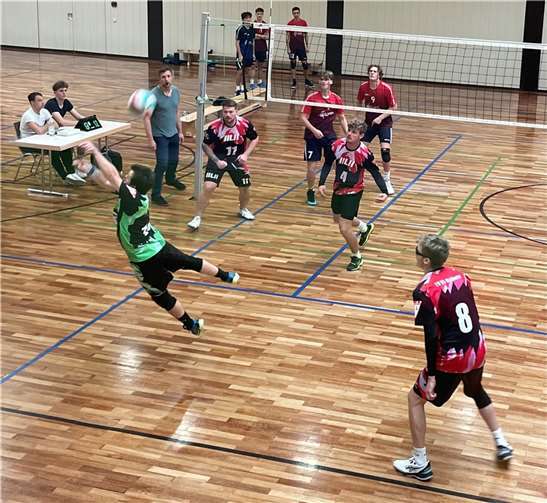 Mit einer spektakulären Rettung hält J. Nillius den Ball im Spiel.  Foto: Amelie Nowok