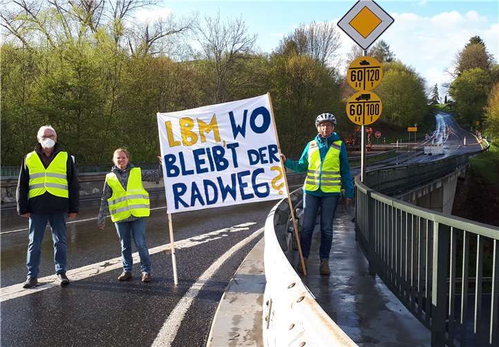 Mit einer spontanen Aktion haben Mitglieder der Radweg-Initiative ihre Forderungen an den LBM nochmals glasklar plakatiert. Foto: privat