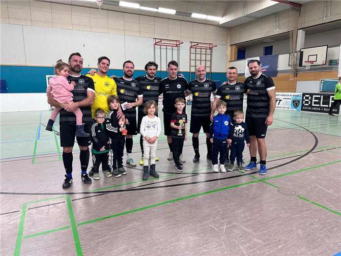 Mit einer starken Leistung hat die Ü32 der SG 99 Andernach am Sonntag, 29. Dezember das Turnier in Mendig gewonnen und damit einen erfolgreichen Start in die Hallensaison hingelegt. Foto: Wiebke Külahcioglu