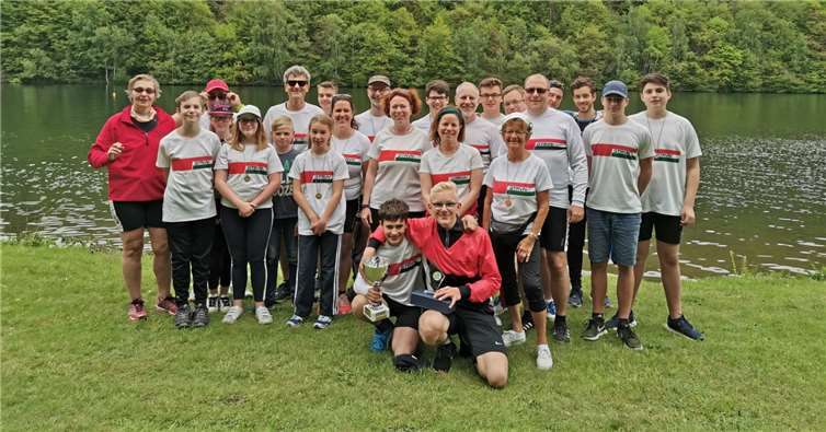 Mit einer starken Truppe war der Gymnasial-Turn-Ruder-Verein in diesem Jahr zum Wettkampf an den Biggesee gereist, was sich auch in der Pokal- und Medaillenausbeute niederschlug. Foto: privat
