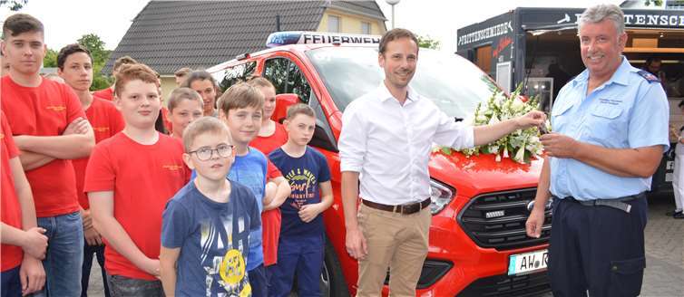 Mit einer symbolischen Schlüsselübergabe an Einheitsführer Siegfried Schmahl (r.) stellte Remagens Bürgermeister Björn Ingendahl (2. v. r.) das neue Fahrzeug in den Dienst der Oedinger Wehr. Fotos: AB