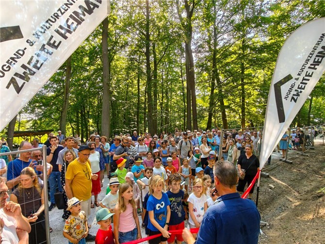 Mit einer überwältigenden Resonanz wurde der neue Waldspielplatz am Flürchen in Höhr-Grenzhausen offiziell eröffnet.