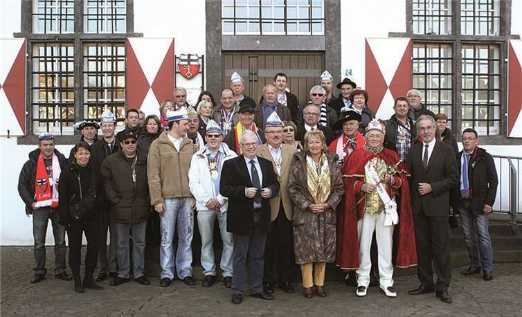 Mit einer ungewöhnlich großen Anhängerschaft ist dieses Jahr Roi, Jean-Claude Thebaut, mit Stadträtin Christiane van Goethem zur Proklamation angereist. DL