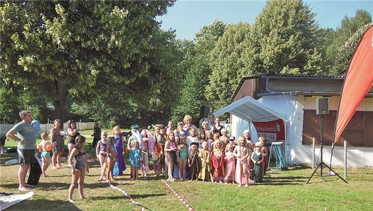 Mit einer „unmöglichen Modenschau“ begeisterten die Kinder die Badegäste. privat