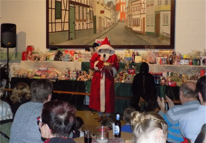 Mit einer von Engeln geführten Kutsche machten sich der Nikolaus und Hans Muff auf den Weg ins Dorfgemeinschaftshaus. RV Bruchhausen e.V.