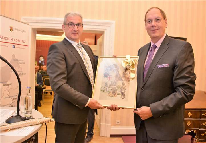 Mit einer wahren Lobeshymne wurde Kriminaldirektor Gregor Gerhardt (rechts) in den Ruhestand verabschiedet. -UBU-