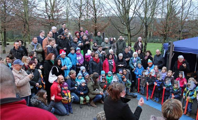 Mit einer weihnachtlichen Aufführung verzückten die Kinder die Besucher. privat