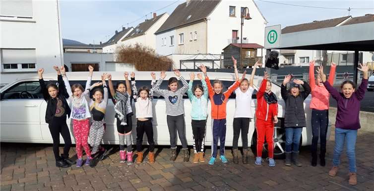 Mit einer weißen Stretch-Limousine ging es zurück zur Schule.Fotos: privat