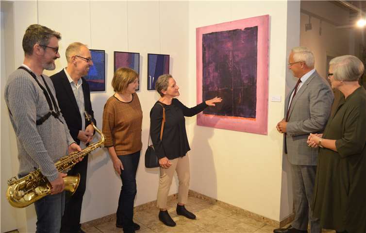 Mit einer weiteren Ausstellung im Foyer der Kreisverwaltung beschließt die Kreisverwaltung die Reihe der Präsentationen im Kreishaus in diesem Jahr. Landrat Achim Hallerbach eröffnete die Ausstellung „Farbe + Material“ der Künstlerin Anneliese Geisler. Zur Ausstellungseröffnung sprach die Kunsthistorikerin Dr. Angelika Gause. Die musikalische Umrahmung übernahm Alexander Reffgen am Saxophon. (v.l.n.r.): Alexander Reffgen, Museumsdirektor Bernd Willscheid, Rosina Kusche-Knirsch, Anneliese Geisler, Landrat Achim Hallerbach, Dr. Angelika Gause.