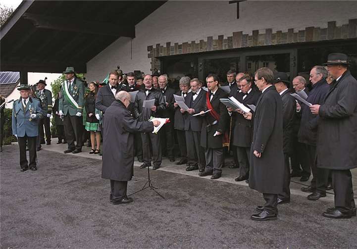 Mit einigen Liedvorträgen trug der MGV Liedertafel zur Gedenkstunde bei.