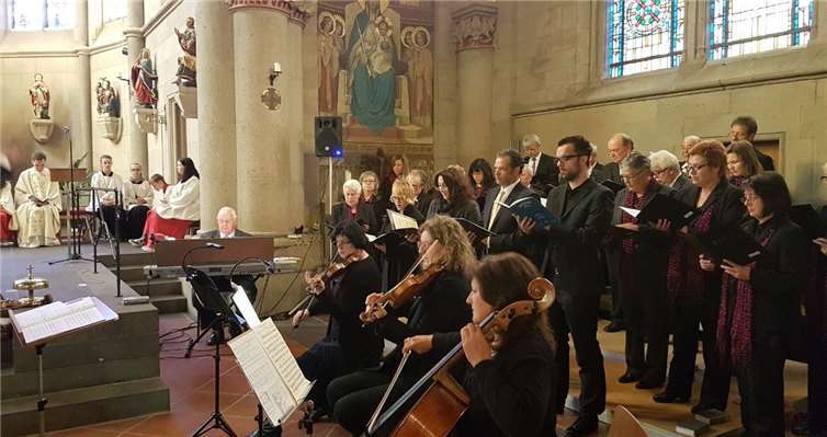 Mit einiger Unterstützung konnte der Kirchenchor Bell die Gottesdienstbesucher begeistern. privat