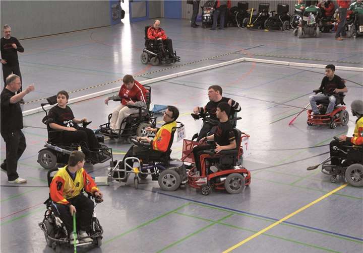 Mit elektrischen Rollstühlen macht auch Hockey Spaß. Archiv