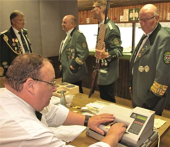 Mit elektronischer Hilfe werden die Schießscheiben im Schießstand genau ausgewertet.