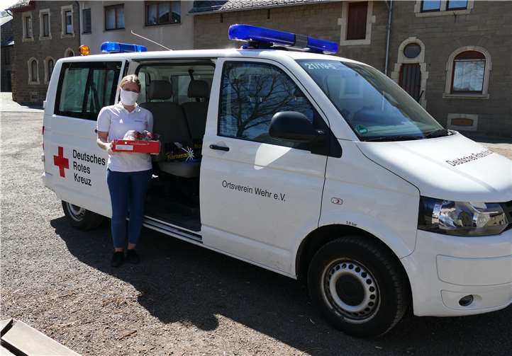 Mit entsprechenden Schutzmaßnahmen ausgestattet werden die Lebensmittel durch die ehrenamtlichen Helfer und Helferinnen des DRK Wehr verteilt.Foto: DRK Wehr