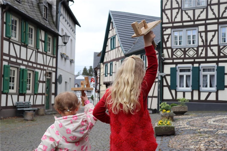 Mit erhobenen Holzklappern durch die Herrlichkeit: In Erpel wird der alte Osterbrauch von Generation zu Generation weitergegeben.