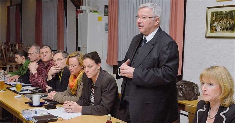 Mit ernster Miene hörte der Vorstand den ernüchternden Bericht des Oberbürgermeisters.  HEP