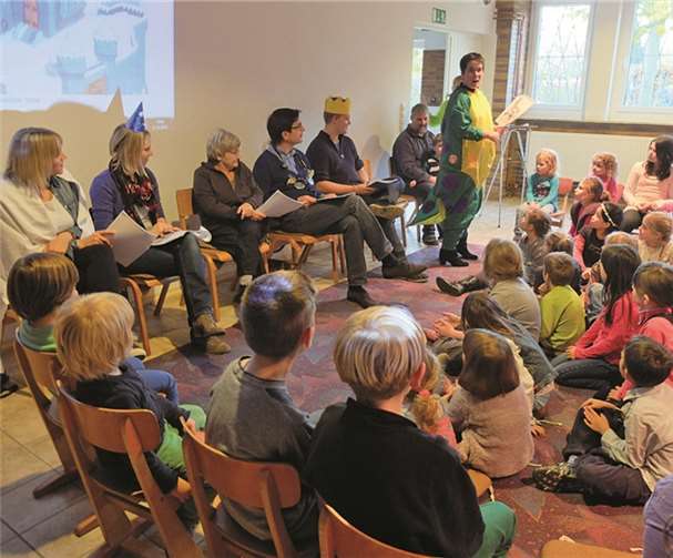 Mit erzählerischem Talent wurden den Kindern Geschichten vorgelesen.