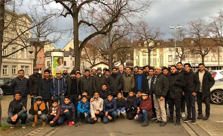 Mit etwa 40 Teilnehmern beteiligte sich die Neuwieder Ortsgruppe der Ahmadiyya Muslim Jugendorganisation an der Neujahrsaktion.  privat