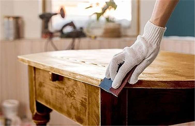 Mit etwas Geschick lassen sich alte Möbel wieder ansehnlich machen. Foto: toom.de 