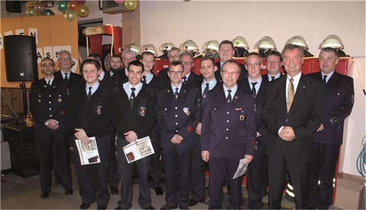 Mit etwas Verspätung hatte der Rheinbreitbacher Löschzug dieses Jahr zu seinem traditionellen Dreikönigsfest eingeladen, in dessen Mittelpunkt am Samstagabend zunächst Beförderungen und Ehrungen sowie Verabschiedungen standen. DL