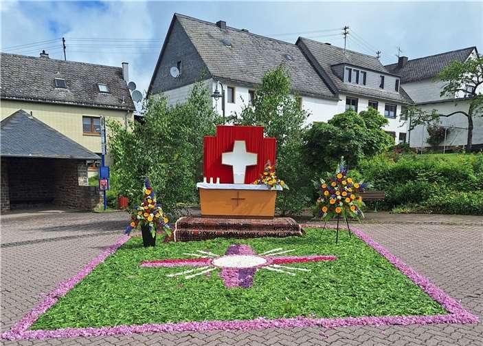 Mit farbenfrohen Teppichen und einer Prozession wurde die Fronleichnamsfeier begangen.