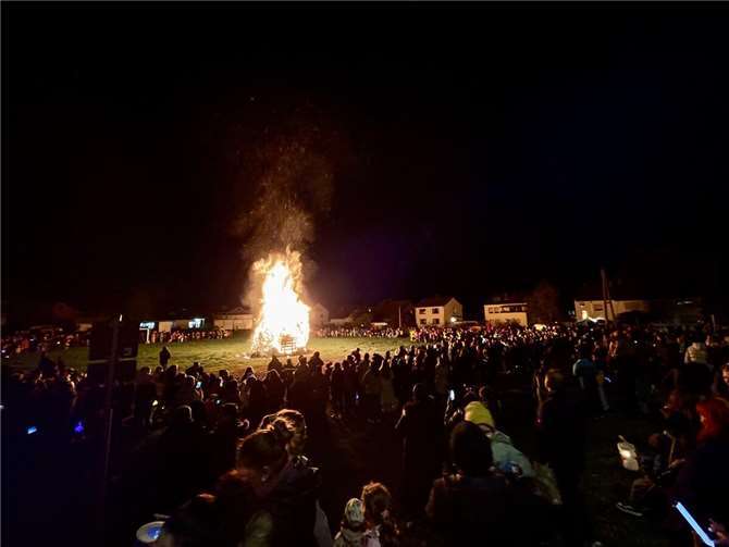 Mit fast 500 Teilnehmern, darunter Schülerinnen und Schüler, Lehrkräfte sowie Kinder und Lehrkräfte der Janusz-Korczak-Schule, zählt dieser Martinsumzug zu den größten der Region. Quelle: Regenbogenschule Sinzig