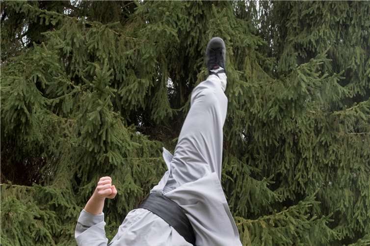 Mit fast magischer Natürlichkeit gibt Linse dem Sport etwas kunstvolles.