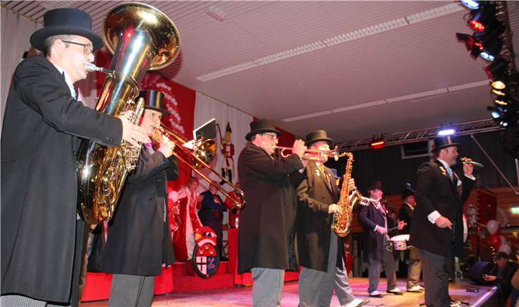 Mit fetziger Blasmusik rissen die„Ratsherren“ die Erpeler Narrenschar von den Sitzen.