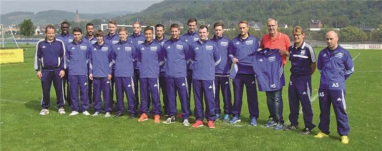 Mit finanzieller Unterstützung durch die Firma Malermeister Schmitz aus Lützingen konnten für das komplette Team Präsentationsanzüge beschafft werden. Der Dank von Mannschaftskapitän Timo Kaspari galt Heinz Schmitz. Trainer Michael Schneider und Co-Trainer Stephan Apel sprachen sich ebenfalls für diese weitere Motivation des Teams aus und wiesen auf den erfolgreichen Saisonstart hin.privat