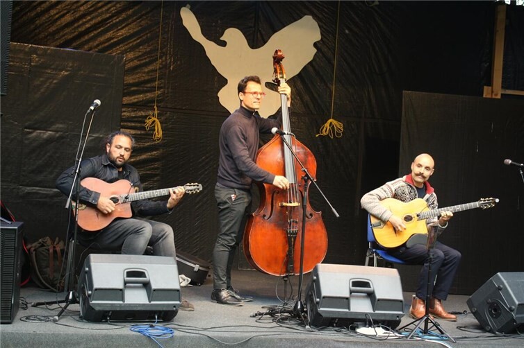 Mit flottem Gipsy-Jazz á la Django Reinhardt wusste das Trio „Die Drahtzieher“ trefflich zu unterhalten.