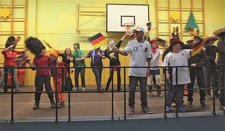 Mit flotten Tanzeinlagen gelang es den Schülern, den Weihnachtsmann zu begeistern.privat