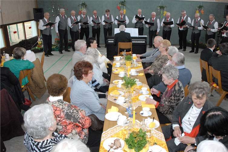 Mit flotten und bekannten Liedern unterhielten der Männerchor (Foto) und der Frauenchor Ehlscheid das Publikum. -KER-