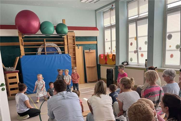 Mit freudigen Gesichtern präsentierten die Kinder ihre Lieder und Instrumente.  Foto: privat