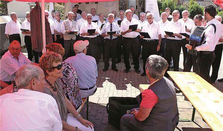 Mit fröhlichen Liedern unterhielt die Sängergemeinschaft am Kirmessonntag die Festgäste.  DL