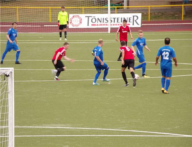 Mit frühem Stören im Mittelfeld gelang es die SG Löf im Schach zu halten. Foto: privat
