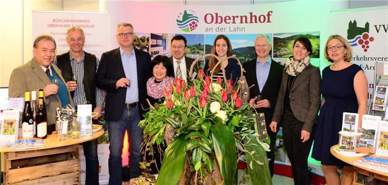 Mit frühlingshaften Elementen bestückt bot der Stand der Gemeinde Obernhofeinen tollen Rahmen für die offizielle Eröffnung der Touristikmesse. Fotos: Udo Stanzlawski