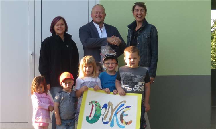 Mit ganz viel Unterstützung wurde das Gartenhaus im Sinziger Zwergentreff jetzt fertiggestellt.Foto: Zwergentreff