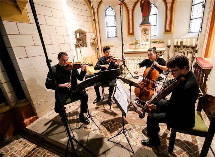 Mit geballten Rhythmen, aber auch leisen romantischen Klängen beeindruckte das junge Ensemble die Freunde der klassischen Musik.