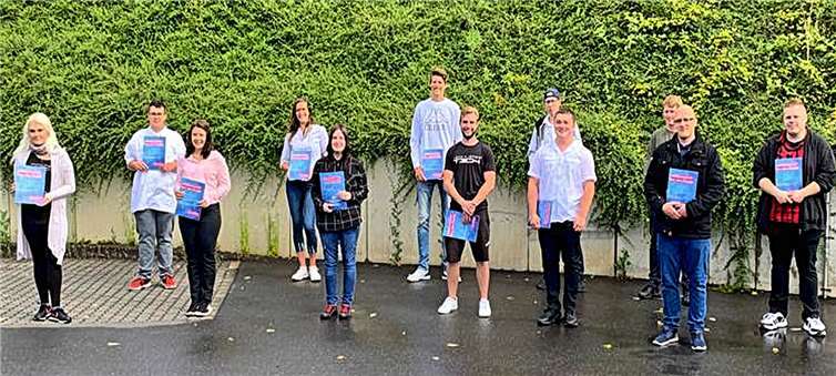 Mit gebührendem Abstand, aber voller Stolz mit ihrem Diplom: 12 neue Maler- und Lackierergesellen, die im BBW in Heimbach-Weis ihren Gesellenbrief erhielten. Foto: Hans Hartenfels