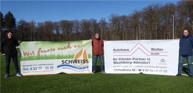 Mit gebührendem Abstand nahm der SVA die beiden Banner entgegen. Foto: privat