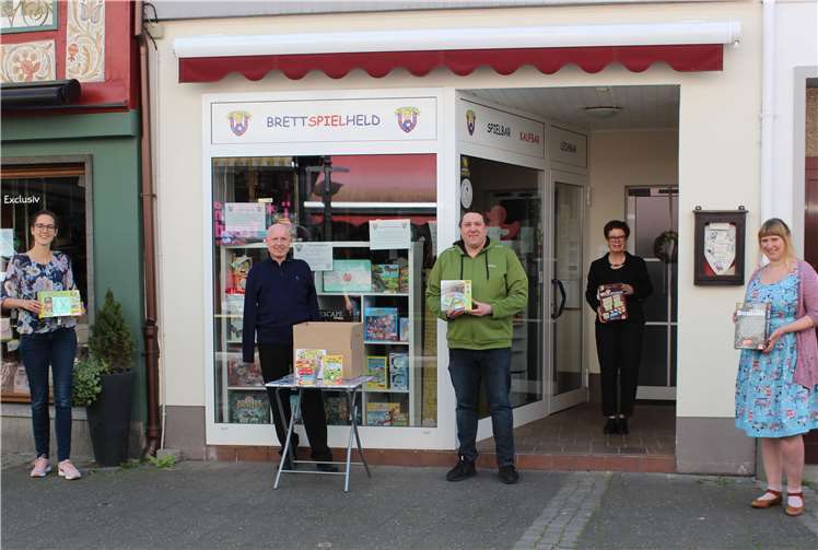 Mit gebührendem Abstand nahmen Verena Rönneper (Assistentin der Geschäftsführung), Ulrich van Bebber (Vorstandsvorsitzender der Lebenshilfe Kreisvereinigung Ahrweiler e.V.), Rosemarie Pante (Schatzmeisterin) und Nicole Falkenstein-Seifen (Schriftführerin) als Vertreterinnen und Vertreter vom Geschäftsinhaber des Brettspielhelden in Ahrweiler, Alexander Petkovski (Mitte) das abwechslungsreiche Spielepaket entgegen. Foto: privat