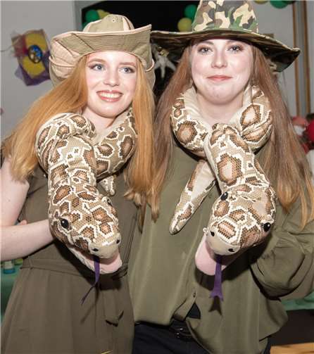Mit gefährlichen Schlangen feierten Mia (li.) und Änni.