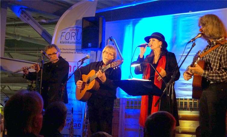 Mit gefühlvollen Liedern und Musikstücken begeisterten diese vier Künstler im röhrig-forum in Treis.MT