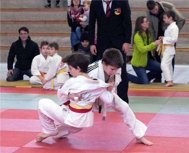 Mit gekonnten Würfen beenden die Kinder das Jahr.