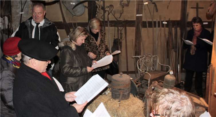 Mit gemeinsam gesungenen Weihnachtslieder eröffneten die Heimatfreunde ihre Krippenfeier.  DL