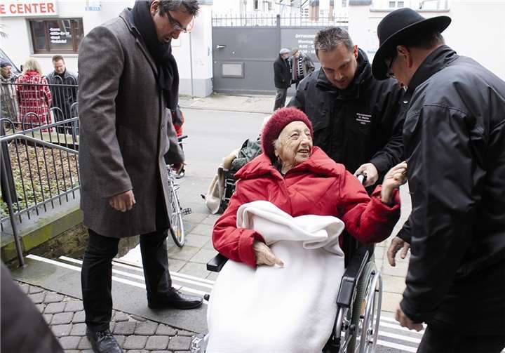 Mit gemeinsamen Kräften wurde den an den Rollstuhl gebundenen Gemeindemitgliedern die Teilnahme am Gottesdienst ermöglicht.Privat