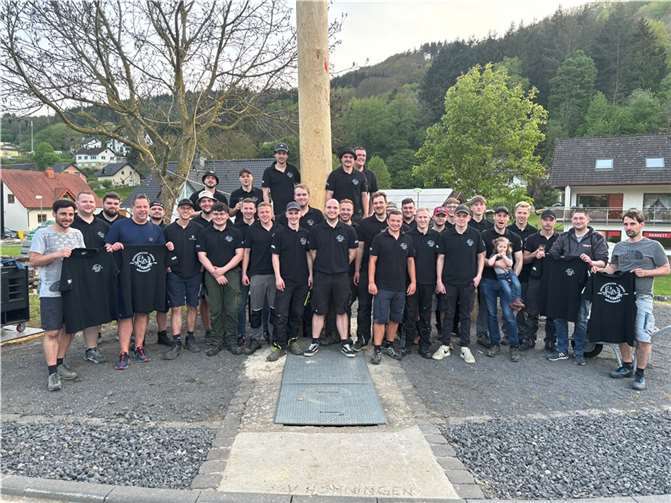 Mit gemeinsamer Kraft wurde der Maibaum auf traditionelle Art und Weise aufgestellt.  Foto: privat