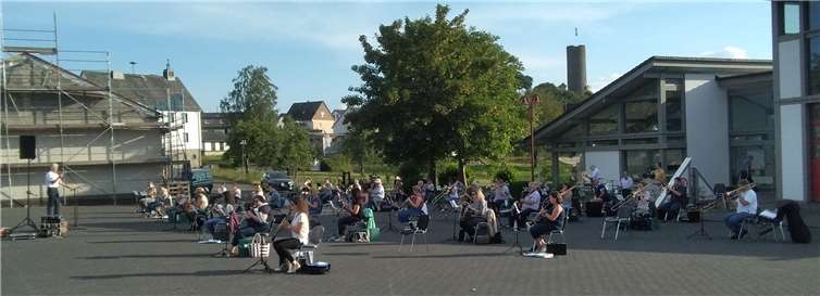 Mit genügend Abstand in alle Richtungen war es den Musikern endlich wieder möglich, gemeinsam zu musizieren.Foto: privat