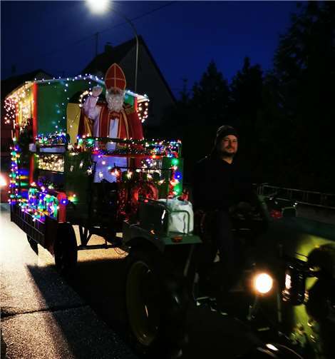 Mit genug Abstand fuhr der Nikolaus in seinem beleuchteten Wagen durch Saffig. Foto: privat